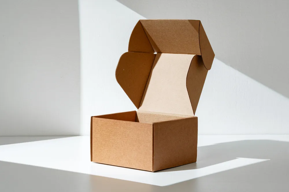 Fotografía de una mujer experta de imprenta desarrollando una impresión digital en Carnevali.